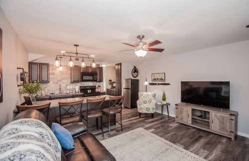 Canyon Lake Condominio | "Viaje en el tiempo" a Canyon Lake Condo w / Lakeview