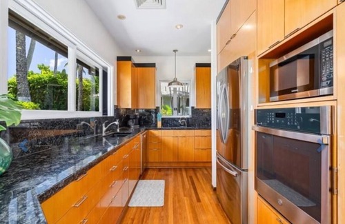 Eastern Honolulu Casa | Timeless Ossipoff, Beachfront Oasis