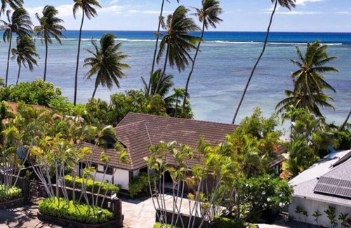 Eastern Honolulu Casa | Timeless Ossipoff, Beachfront Oasis