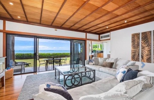 Eastern Honolulu Casa | Timeless Ossipoff, Beachfront Oasis