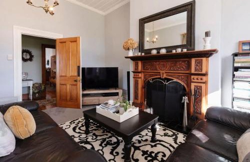 New Plymouth Casa | Timeless Treasure - family retreat with garden