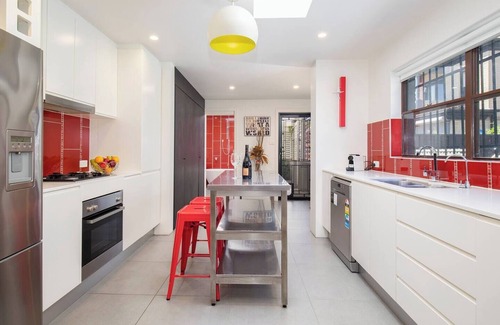 Cooks Hill Casa | Times Square Terrace Vibrant Charm in Newys Heart