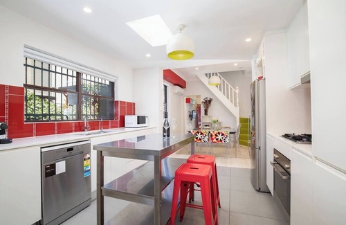 Cooks Hill Casa | Times Square Terrace Vibrant Charm in Newys Heart