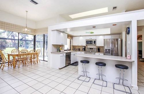 Beachview Country Club Estates Casa | Tin Cup - Beachview Estates home with pool on golf course