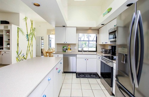Beachview Country Club Estates Casa | Tin Cup - Beachview Estates home with pool on golf course