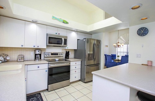 Beachview Country Club Estates Casa | Tin Cup - Beachview Estates home with pool on golf course