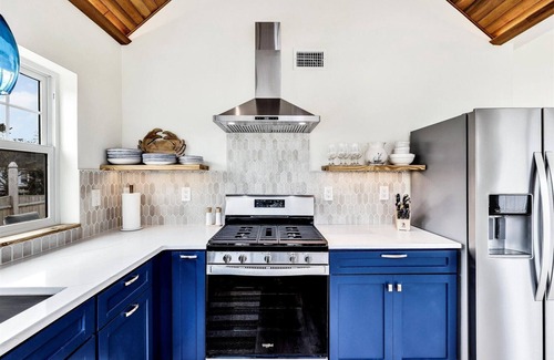 South Yarmouth Cabaña | TinkerTown #6 Luxury Cottage: 2 Bedroom 2+Baths quick walk to beaches and bar