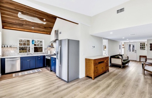 South Yarmouth Cabaña | TinkerTown #6 Luxury Cottage: 2 Bedroom 2+Baths quick walk to beaches and bar
