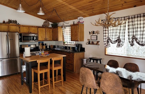 Peter Pan Casa | Tiny Bear Cabin Family Retreat 2br/1.5ba/ Wi-Fi