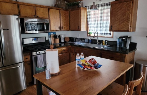Peter Pan Casa | Tiny Bear Cabin Family Retreat 2br/1.5ba/ Wi-Fi