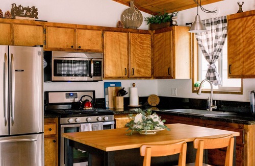 Peter Pan Casa | Tiny Bear Cabin Family Retreat 2br/1.5ba/ Wi-Fi