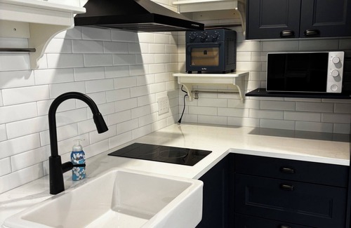 District of North Vancouver Apartamento | Tiny Blue Studio