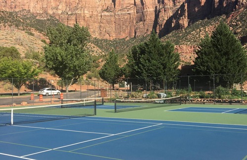 Zion National Park South Entrance Cabina | Pequeña cabaña en Zion Canyon Campground and Resort. A solo .5 millas de la entrada al parque