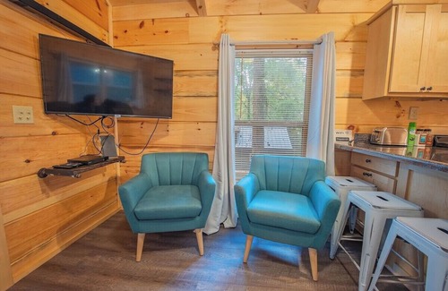Lookout Valley Neighborhood Association Apartamento | Tiny Cabin Village | Private Hot Tub | Lynda Cabin