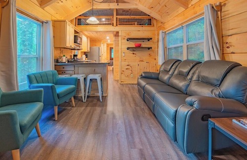 Lookout Valley Neighborhood Association Apartamento | Tiny Cabin Village | Private Hot Tub | Lynda Cabin