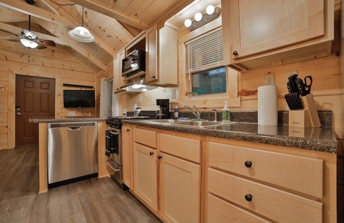 Lookout Valley Neighborhood Association Apartamento | Tiny Cabin Village | Private Hot Tub | Lynda Cabin