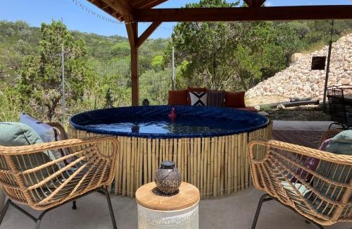 Lakehills Chalet De Esquí | Tiny Cabin w hot tub & pool surrounded by nature