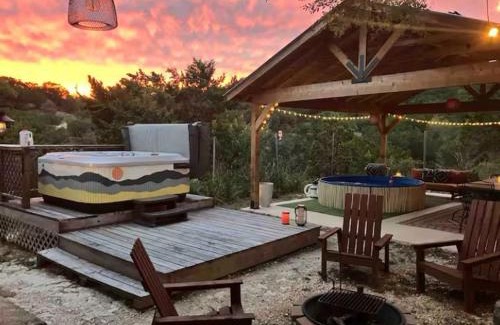 Lakehills Chalet De Esquí | Tiny Cabin w hot tub & pool surrounded by nature