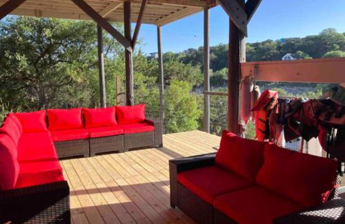 Lakehills Chalet De Esquí | Tiny Cabin w hot tub & pool surrounded by nature