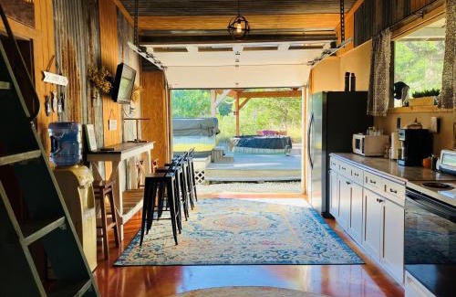 Lakehills Chalet De Esquí | Tiny Cabin w hot tub & pool surrounded by nature