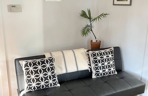Evanston Cabaña | Tiny Cottage in West Village Arts District