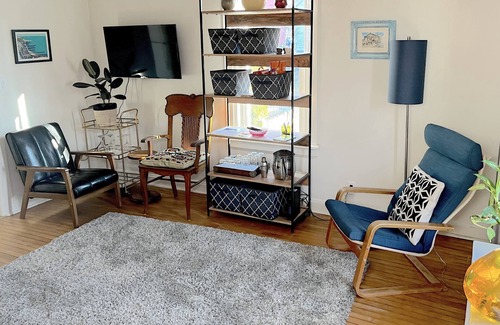 Evanston Cabaña | Tiny Cottage in West Village Arts District