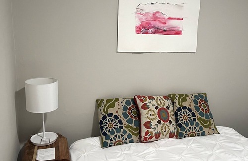 Evanston Cabaña | Tiny Cottage in West Village Arts District