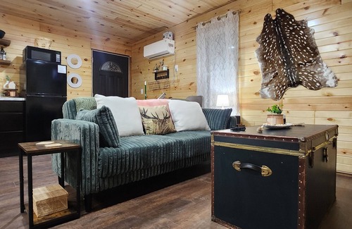 Edina Cabaña | Tiny Cozy Cottage in Edina, MO