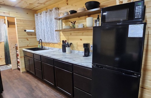 Edina Cabaña | Tiny Cozy Cottage in Edina, MO
