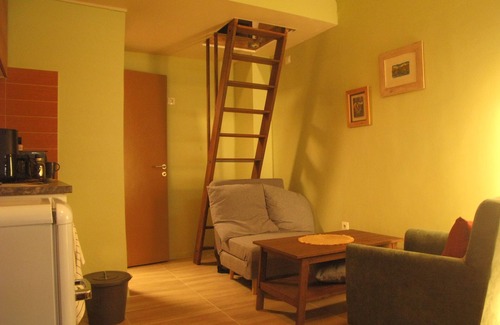 Athens Apartamento | Tiny duplex by the Park