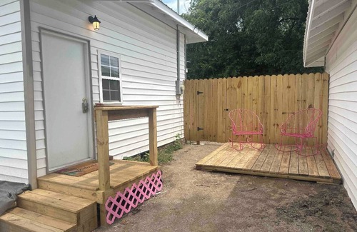 Pawhuska Casa | Tiny Flamingo's Nest - Cottage Near Pioneer Woman Mercantile - Pet friendly!