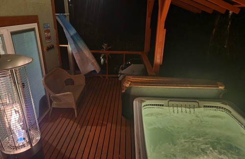 Fern Forest Cabina | tiny home 6 w/ private hot tub surrounded by nature near Volcano National Park