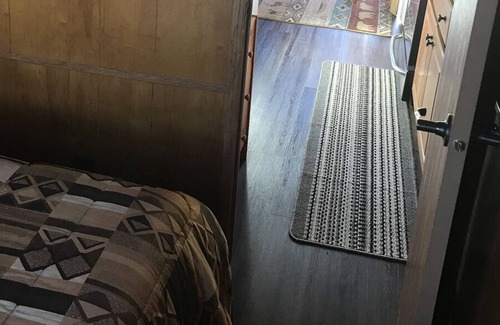Heise Cabina | Tiny Home @ 7N Ranch Resort, sleeps 4, central location.