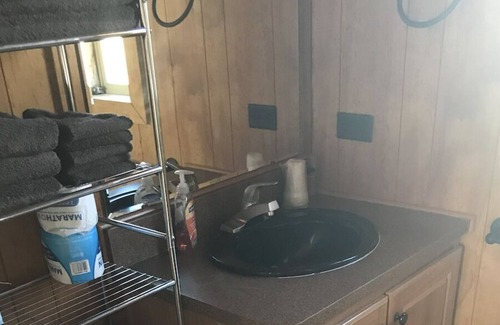 Heise Cabina | Tiny Home @ 7N Ranch Resort, sleeps 4, central location.