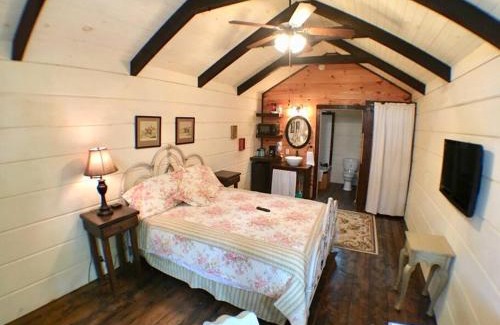 Sevierville Casa | Tiny Home Cottage Near the Smokies #8 Helga