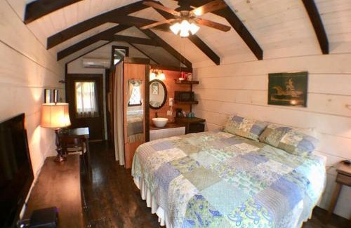 Sevierville Casa | Tiny Home Cottage Near the Smokies #10 Helena