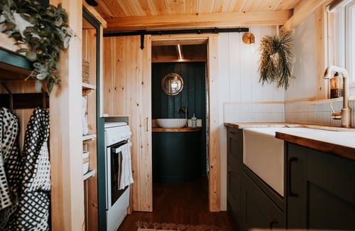 Amlwch Cabaña | DRIFTWOOD, pet friendly, with open fire in Llanfechell