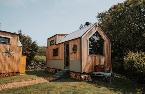 Amlwch Cabaña | DRIFTWOOD, pet friendly, with open fire in Llanfechell
