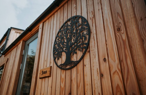 Amlwch Cabaña | DRIFTWOOD, pet friendly, with open fire in Llanfechell