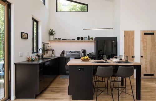 Asheville Cabina | Tiny Home Getaway 4 mile drive to DT w/ Hot Tub