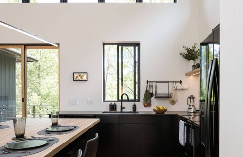 Asheville Cabina | Tiny Home Getaway 4 mile drive to DT w/ Hot Tub