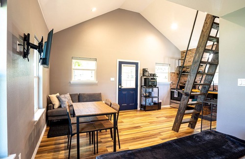 Canyon Lake Apartamento | Tiny Home in Canyon Lake 5 mins to Lake & River, Prime Area, Pet Friendly!