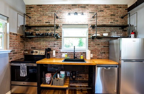 Canyon Lake Apartamento | Tiny Home in Canyon Lake 5 mins to Lake & River, Prime Area, Pet Friendly!