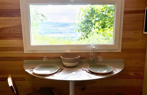 Bessuejouls Casa | Tiny Home 'La Gondal' con vistas a la montaña, terraza privada y Wi-Fi