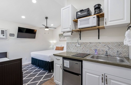 Northeast Tampa Casa | Tiny Home Near USF and Downtown—Patio, Fast Wi-fi