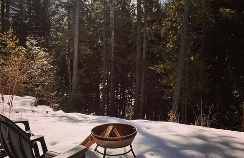 Winlaw Casa | Tiny Home Retreat with Sauna and Forest Views