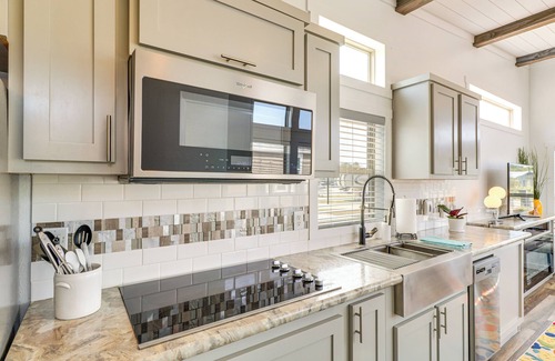 Austin Casa | Chic Tiny Home w/ Pool Access ~ 8 Mi to Dtwn!