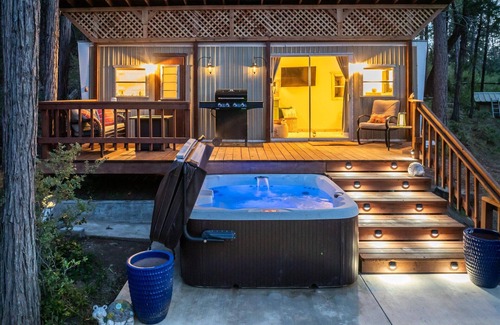 Oakhurst Casa | Tiny home with spa/firepit/and more!