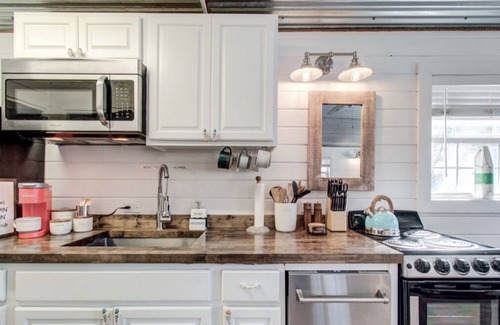 Brazoria Cabaña | Tiny Homes on River w/dock, fire pit & game room