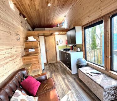 Llanybri Chalet De Esquí | Tiny House-Hot Tub-St Clears-Pembrokeshire-Tenby